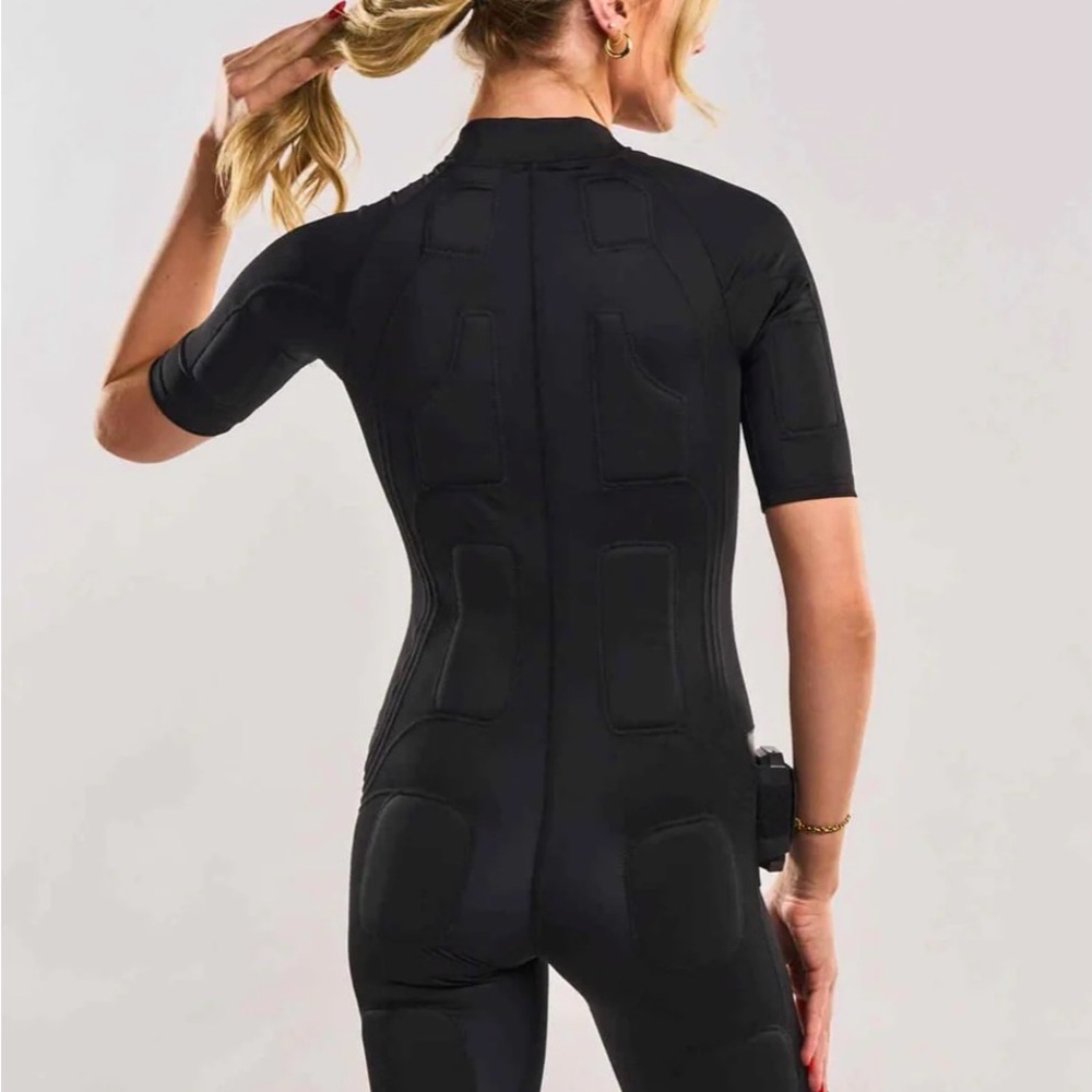 Black Women's Fitness Suit - Picture 2 of 3